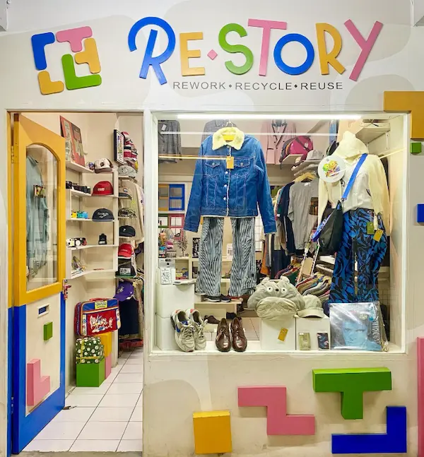 Etalase toko Restory