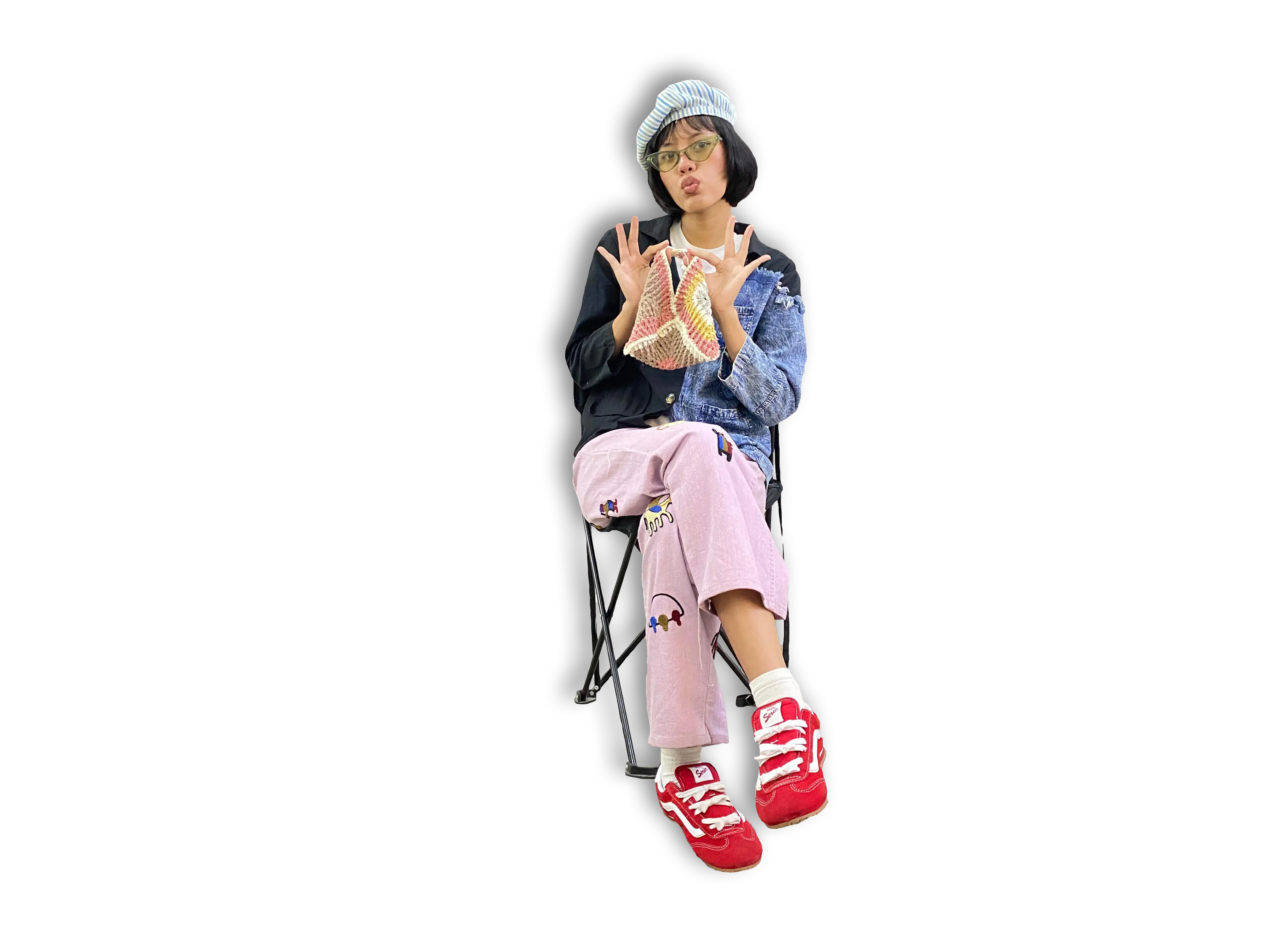 Model duduk di kursi