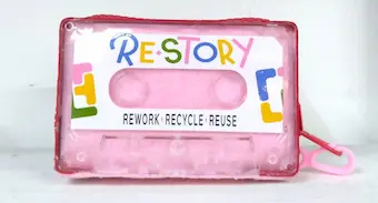 Dompet daur ulang dari kaset pita